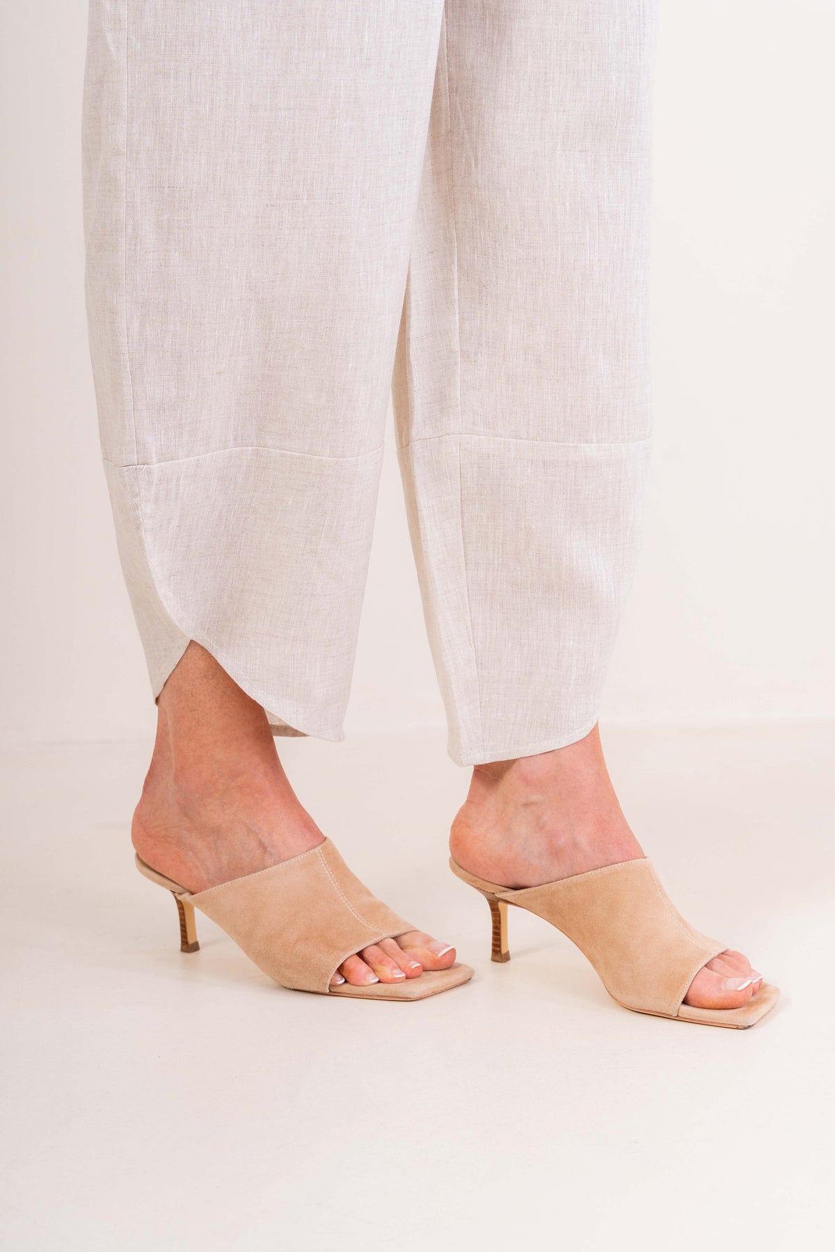 Women wearing 100% Linen See Saw 2 pocket pant against a neutral background